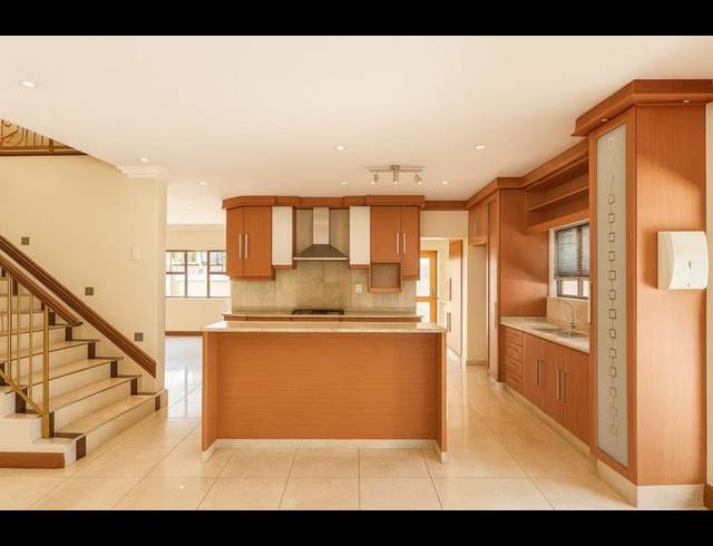 4 BEDROOM TOWNHOUSE FOR SALE IN IZINGA ESTATE